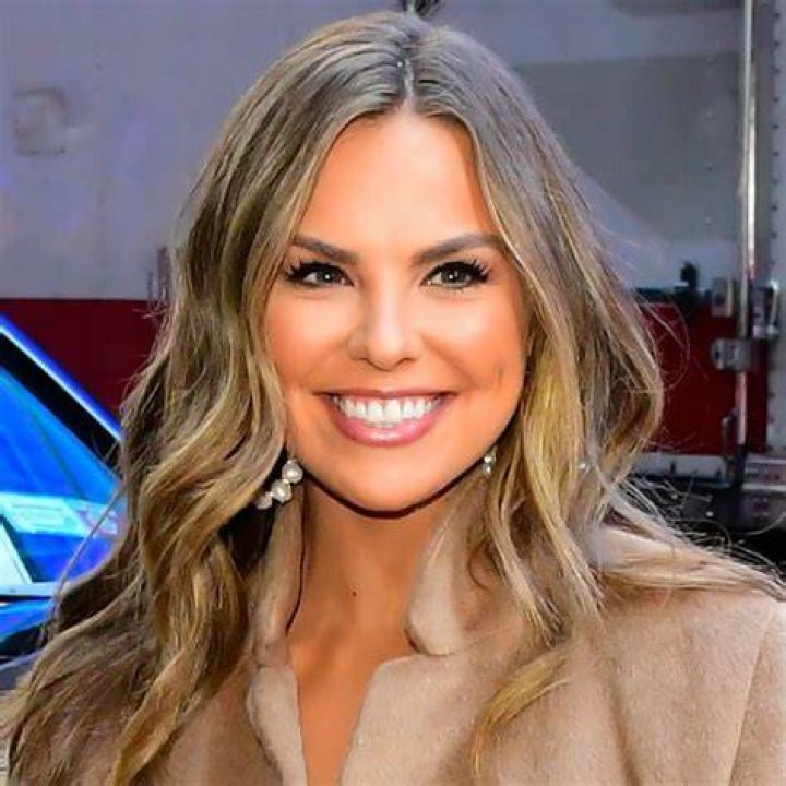 'Bachelorette' Alum Hannah Brown Poses Fully Naked in Pool Pic