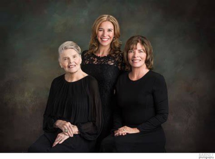 3 Generations! This Portrait Of Kim Kardashian, Her Mother & Grandma Is