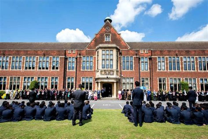 8 Things to Know Before High School Abroad in England