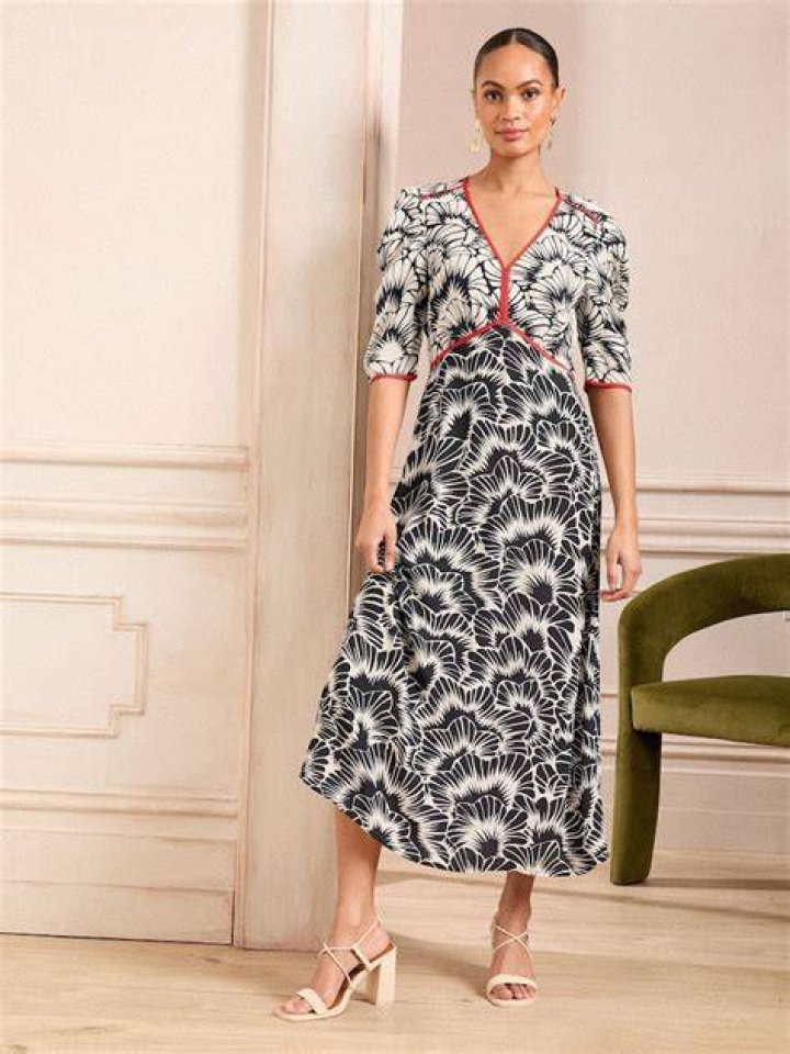 best long skirt outfits 2022 a model wears a printed long skirt and a quilted top in a roundup of the best long skirt outfits 2022