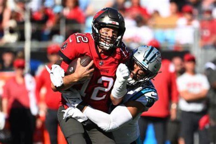 Aging Tom Brady Sends 3-Word Message to 49ers Blitzer Nick Bosa Ahead of His
‘Homecoming’ Game