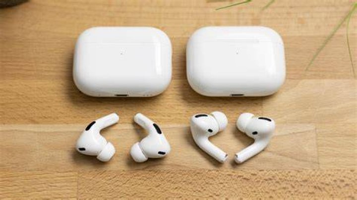 AirPods 2 and AirPods Pro with battery icon