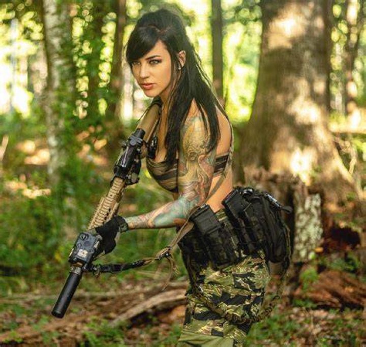 Alex Zedra r/hotchickswithguns