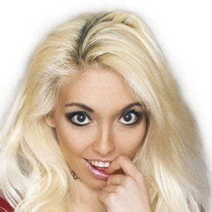 Alicia Guastaferro dressed in a tiara for Wife Swap