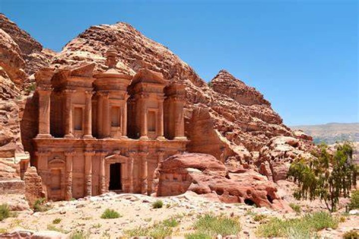 An image of Petra's arc and its stats in Assassin's Creed: Valhalla