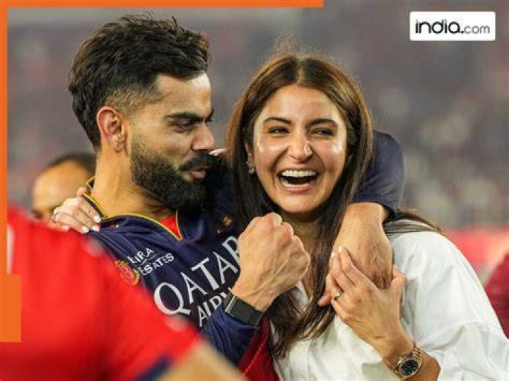 Anushka Sharma cheers for Virat Kohli at the India vs NZ World Cup semi-final match in viral pics