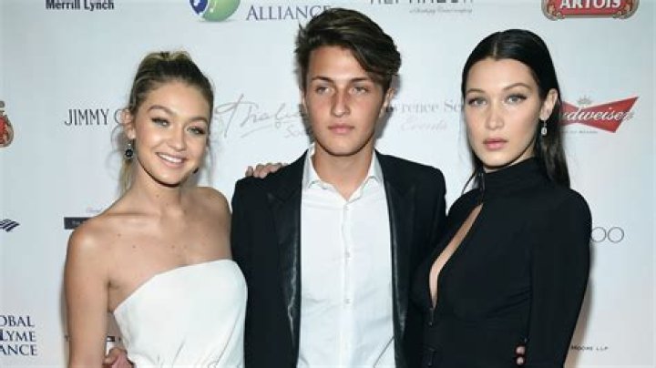 Anwar Hadid, brother of Bella and Gigi Hadid, dated Dua Lipa from 2019 to 2021.