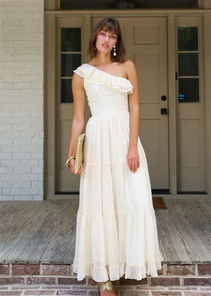 Arm, Ear, Hairstyle, Dress, Shoulder, Eyelash, Style, Beauty, Fashion, Waist, 