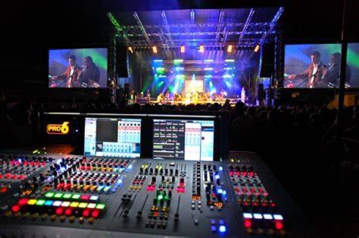 Audio equipment, Entertainment, Music, Event, Microphone, Music artist, Music venue, Performing arts, Magenta, Purple, 