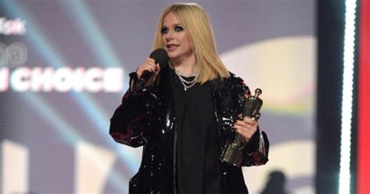 Avril Lavigne's Juno Awards Speech Interrupted by Topless Streaker 
