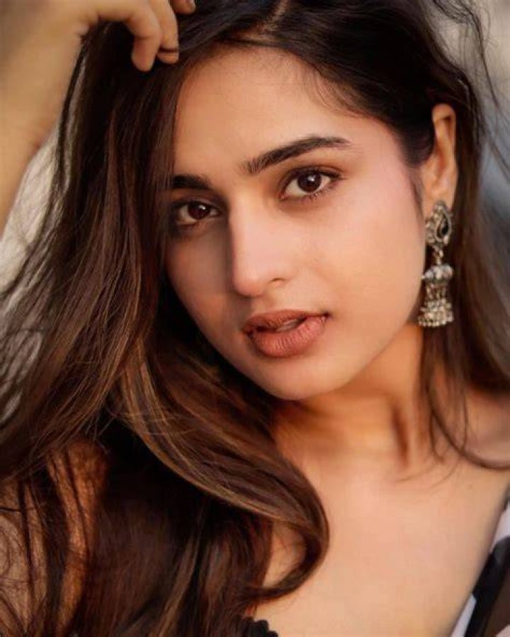 Ayesha Khan Age: Unveiling The Timeless Beauty Of A Pakistani Star