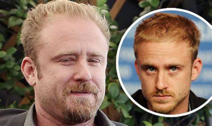 Ben Foster looking concerned with Chris Pine in the background leaning on a truck in Hell or High Water.