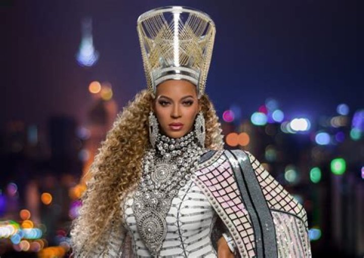 Beyonce has unveiled a series of stunning pregnancy photos on her website.