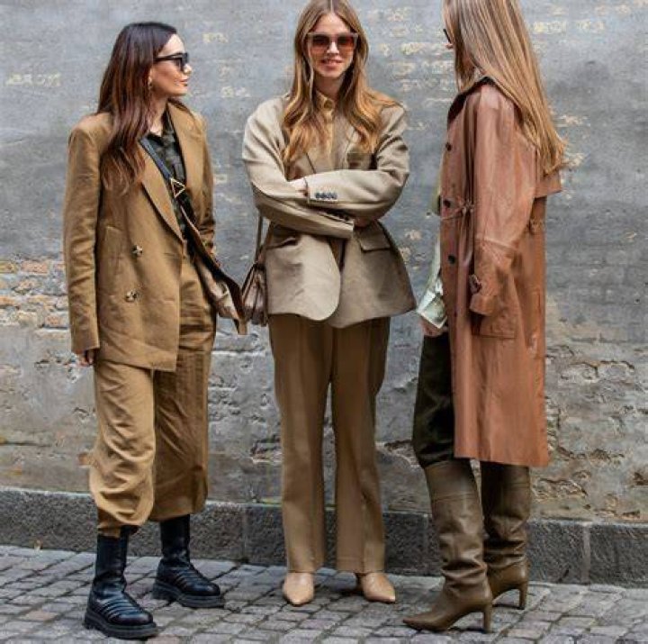 Botas por encima de los pantalones, el truco de las estilistas que estará de moda este invierno 2024