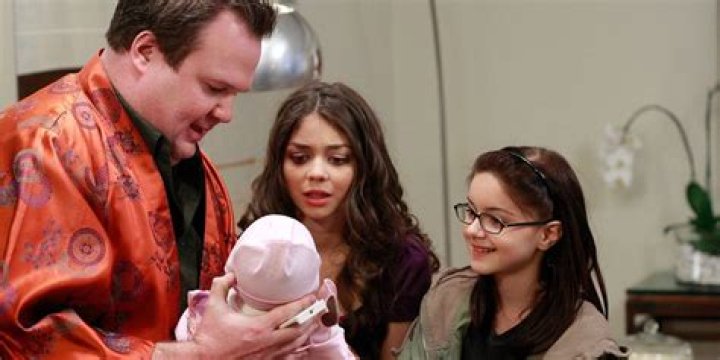 Cam introduces baby Lily to Haley and Alex in the Modern Family pilot