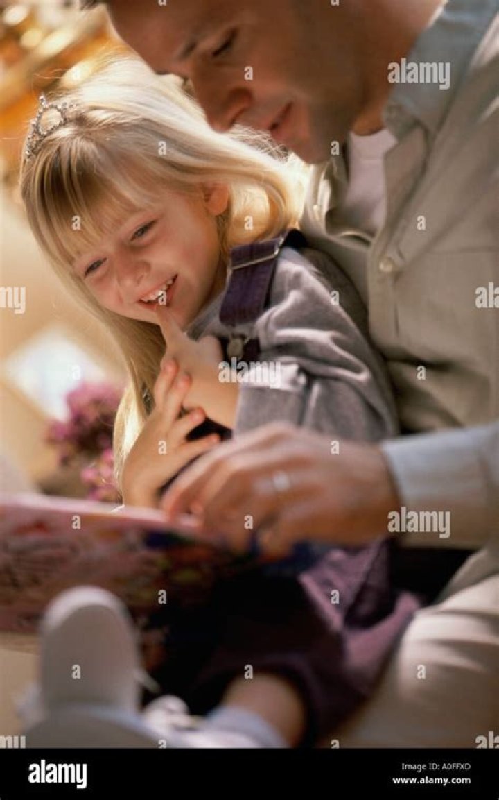 Carl reading to his daughter in Walking Dead.