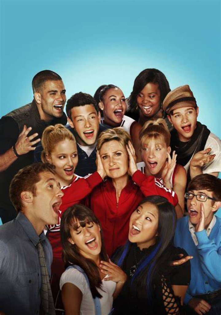 Cast of Glee performing on stage