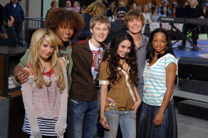 Cast of High School Musical: The Musical: The Series singing backstage