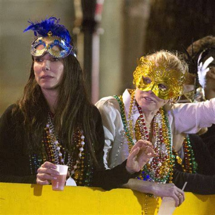 Chelsea & Sandra Just Won All the Beads at Mardi Gras—See Why!
