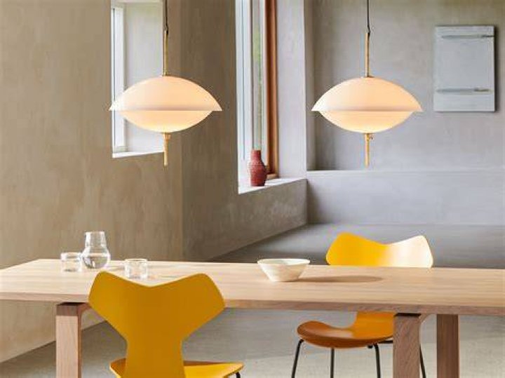 Clam fr&aring;n Fritz Hansen En elegant lampa av vitt glas Lunelampor.se