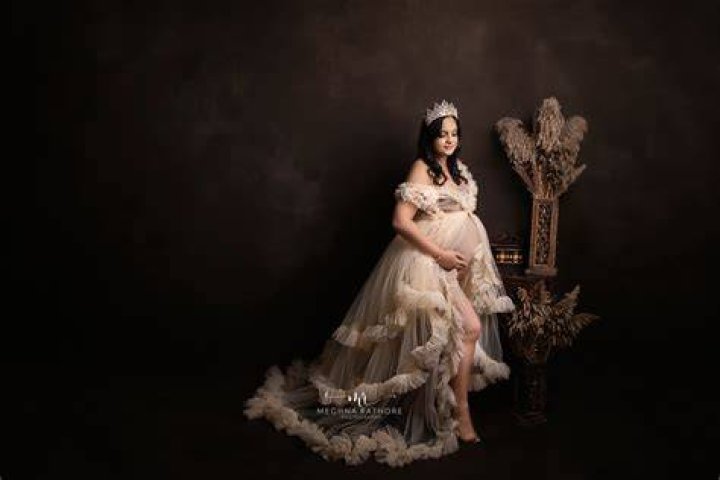 Classic Maternity Photography in Delhi by Anega Bawa