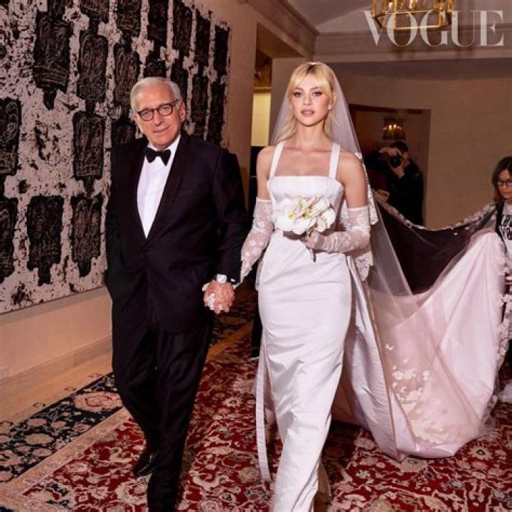 Claudia Hefner Peltz To Valentino &phi;ό&rho;&epsilon;&mu;&alpha; &sigma;&tau;&omicron;&nu; &gamma;ά&mu;&omicron; &tau;&eta;&sigmaf; &kappa;ό&rho;&eta;&sigmaf; &tau;&eta;&sigmaf;