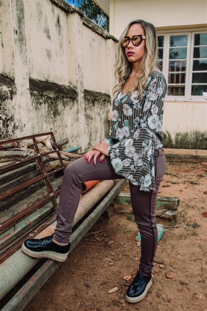 Clothing, Eyewear, Leg, Glasses, Brown, Sleeve, Human body, Human leg, Shoulder, Sunglasses, Clothing, Eyewear, Leg, Glasses, Brown, Sleeve, Human body, Human leg, Shoulder, Sunglasses,