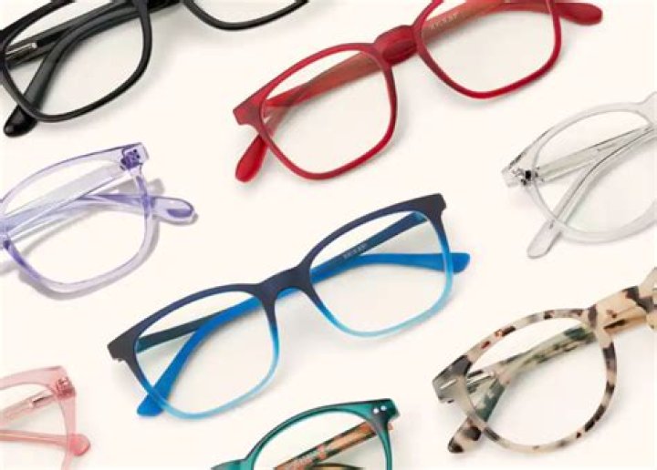 Clothing, Eyewear, Vision care, Glasses, Product, Shoulder, Bag, Sunglasses, Textile, Pattern, 