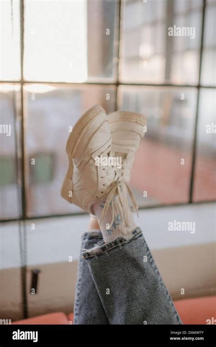 Clothing, Footwear, Eyewear, Leg, Window, Human leg, Outerwear, Sunglasses, Style, Street fashion, Clothing, Footwear, Eyewear, Leg, Window, Human leg, Outerwear, Sunglasses, Style, Street fashion,
