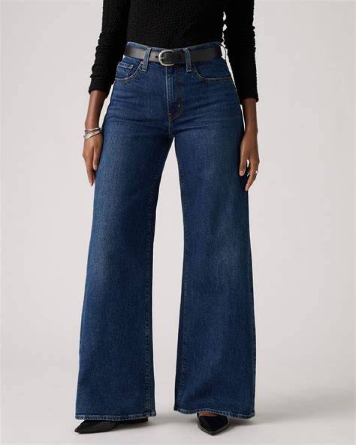Clothing, Footwear, Leg, Denim, Jeans, Joint, Outerwear, Style, T-shirt, Fashion, 