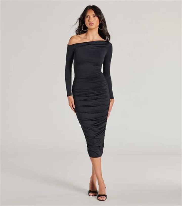 Clothing, Shoulder, Dress, Flooring, Style, Formal wear, Floor, Fashion accessory, Lipstick, Neck, Clothing, Shoulder, Dress, Flooring, Style, Formal wear, Floor, Fashion accessory, Lipstick, Neck,