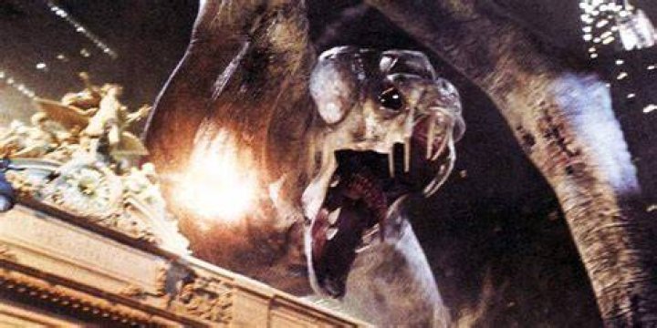 Clover rampages through New York in Cloverfield