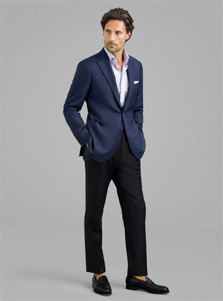 Coat, Event, Trousers, Dress, Shoe, Entertainment, Outerwear, Suit, Performing arts, Formal wear, 