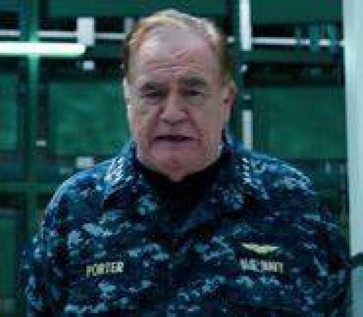 Corporal Hill and Admiral Porter embrace and scream in fear in Pixels
