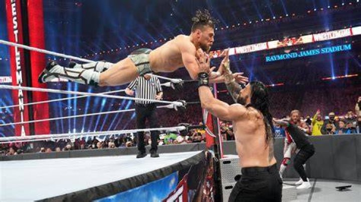 Daniel Bryan takes on Roman Reigns
