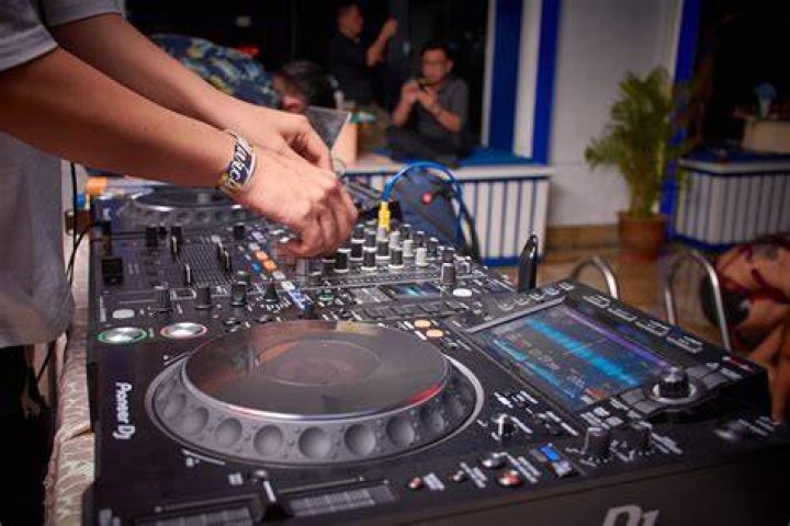 Deejay, Disc jockey, Entertainment, Electronics, Nightclub, Cdj, Party, Event, Music venue, Disco, 