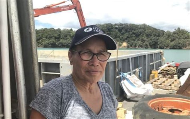 Deliah Quedec, a kaitiaki from Ngā Hapū o Te Rāwhiti, ties a wētā’s temporary home to a tree. Photo / Darren Markin