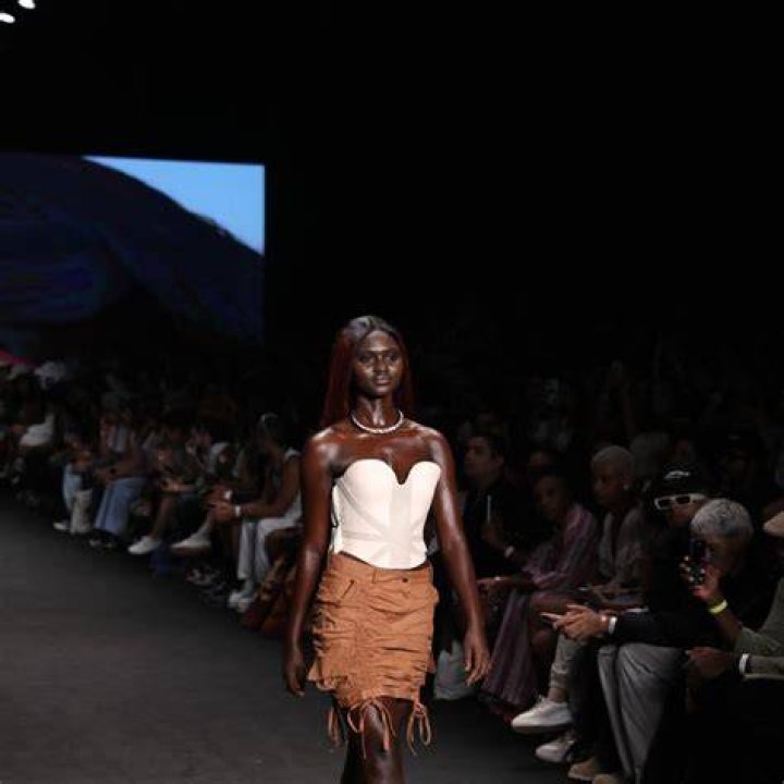Dendezeiro leva o melhor do 'brega' ao SPFW em um dos desfiles mais