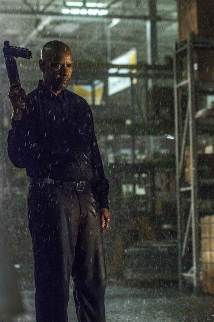 Denzel Washington Holds a Knife to Ryan Reynolds' Throat in a Scene from the Movie Safe House