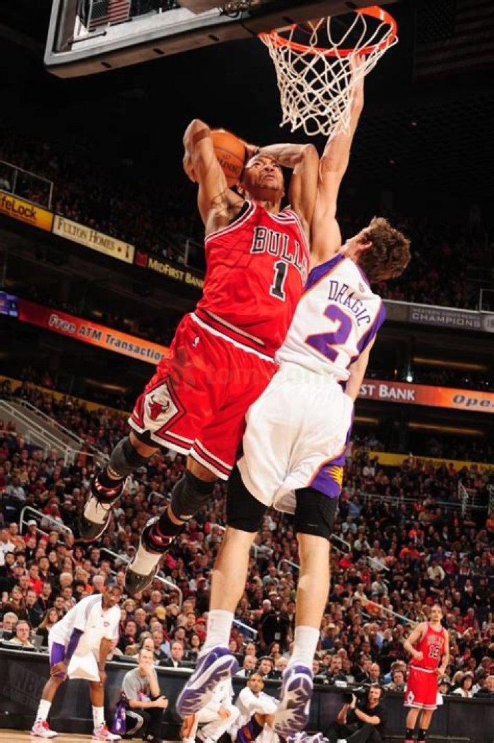 Derrick Rose dunks on Goran Dragic
