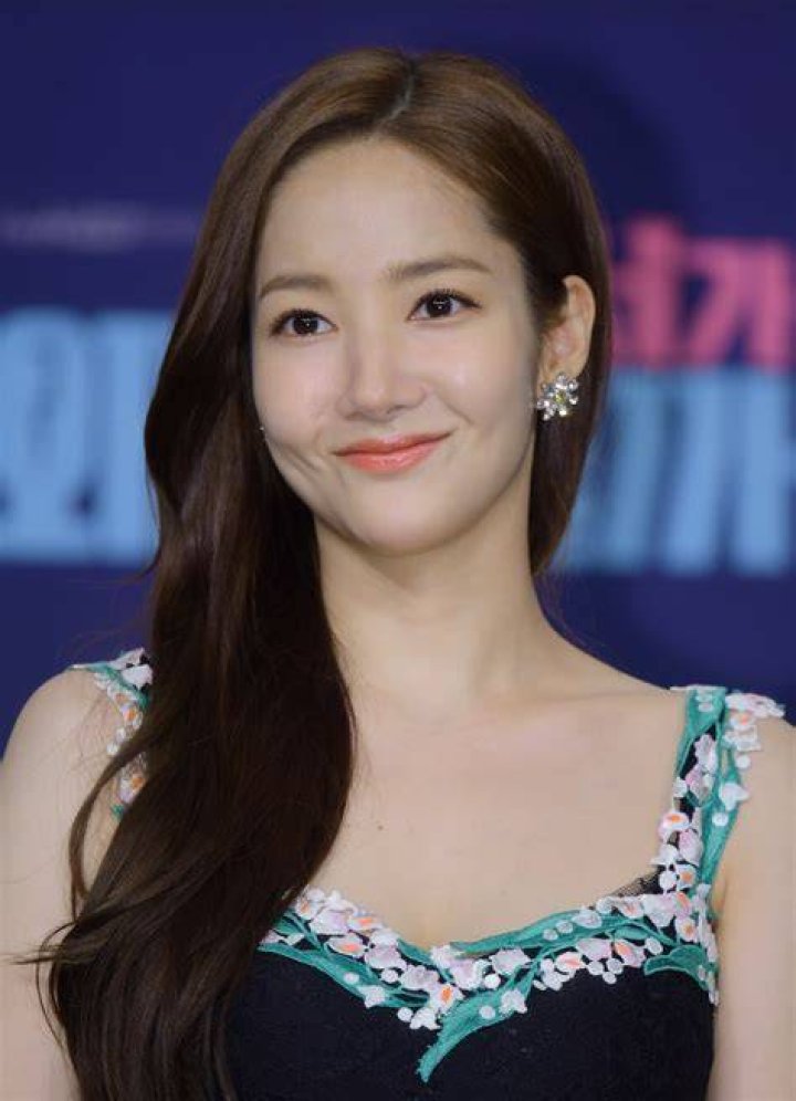 Descubrir 71+ imagen lee min ho wife Abzlocal.mx