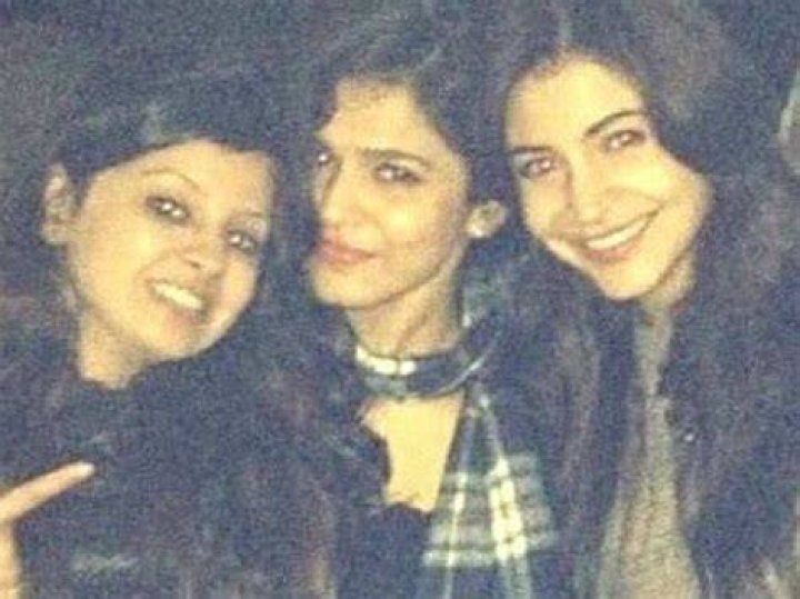 Did you know Anushka Sharma and Sakshi Dhoni were childhood friends? Take a look at the pic: