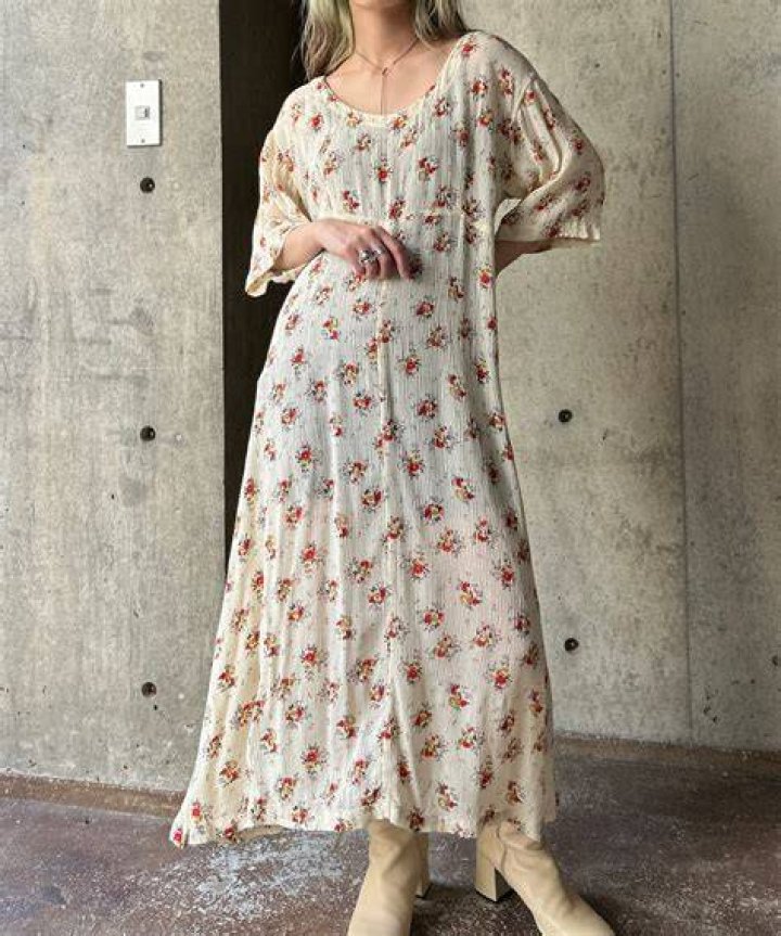 Dress, Textile, White, Pattern, One-piece garment, Style, Formal wear, Day dress, Neck, Black, 