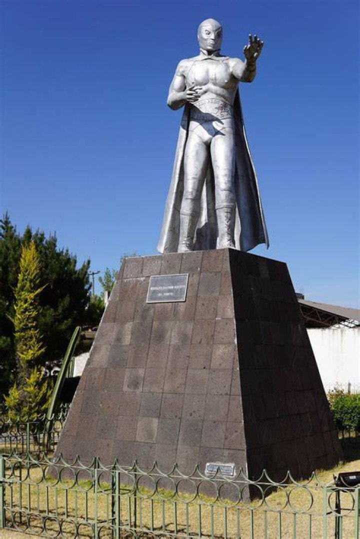 El Santo statue