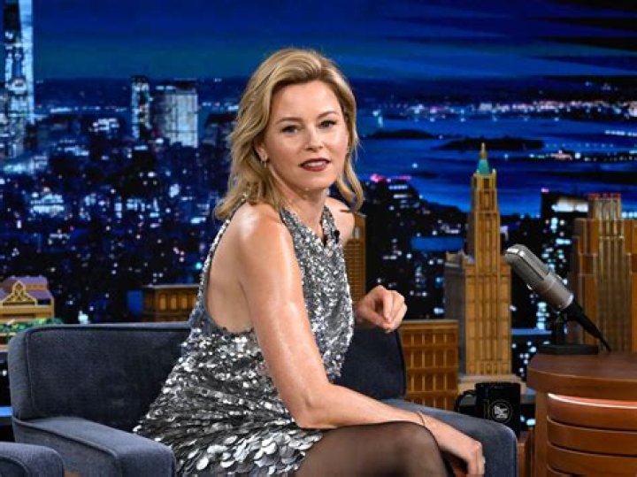 Elizabeth Banks hosting on the Press Your Luck Holiday Extravaganza.