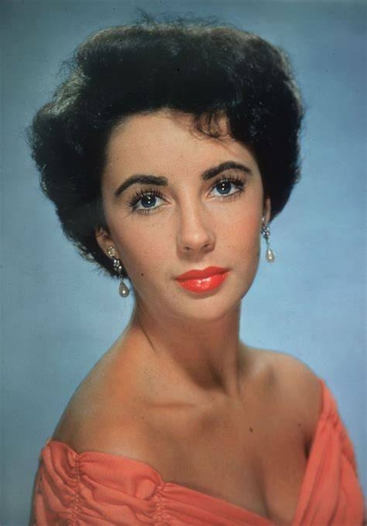 Elizabeth Taylor in a full head dress in Cleopatra