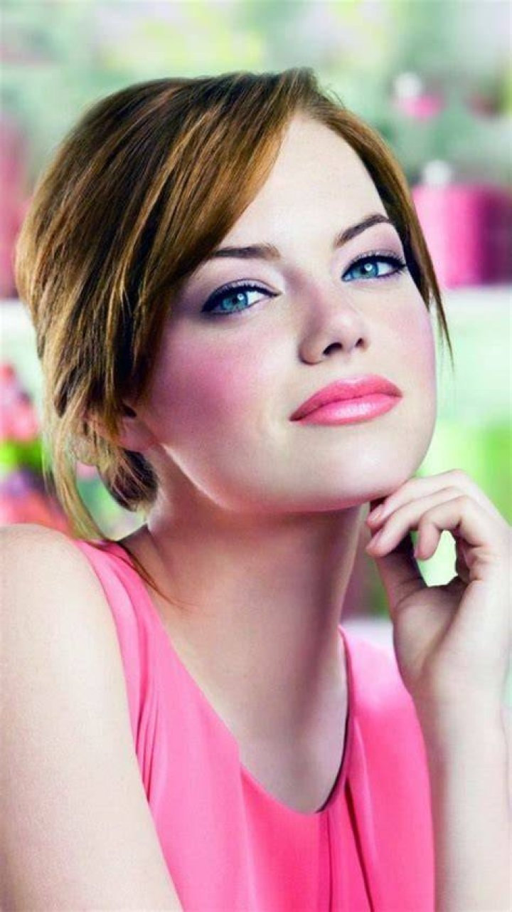 Emma Stone on the phone in The Help