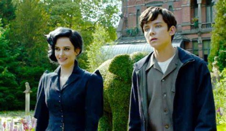 Eva Green and Asa Butterfield in Miss Peregrine's Home For Peculiar Children