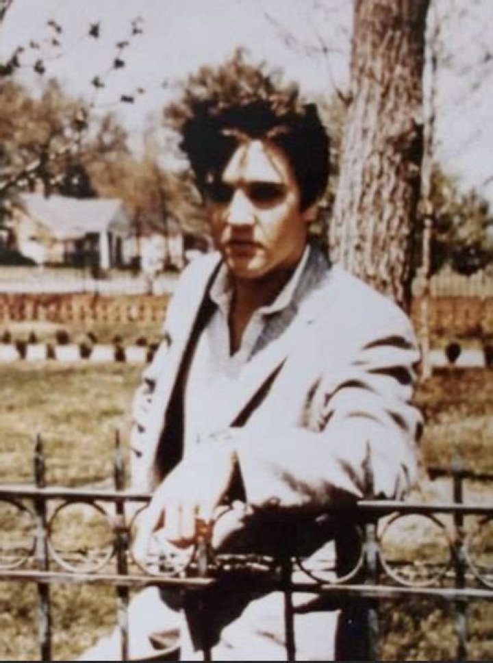 Exploring Young Elvis Images: Capturing The Iconic Moments Of A Legend