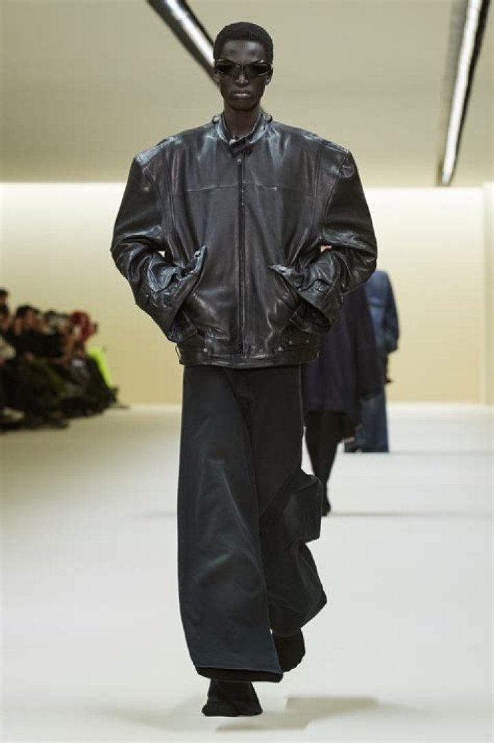 Fashion show, Runway, Outerwear, Style, Fashion model, Jacket, Fashion, Blond, Model, Street fashion, 